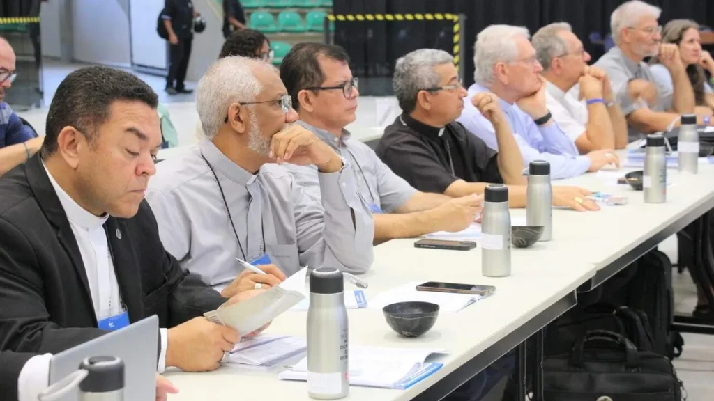 Imagem Bispos durante retiro na Assembleia do artigo Bispos refletem a realidade da Igreja no Brasil