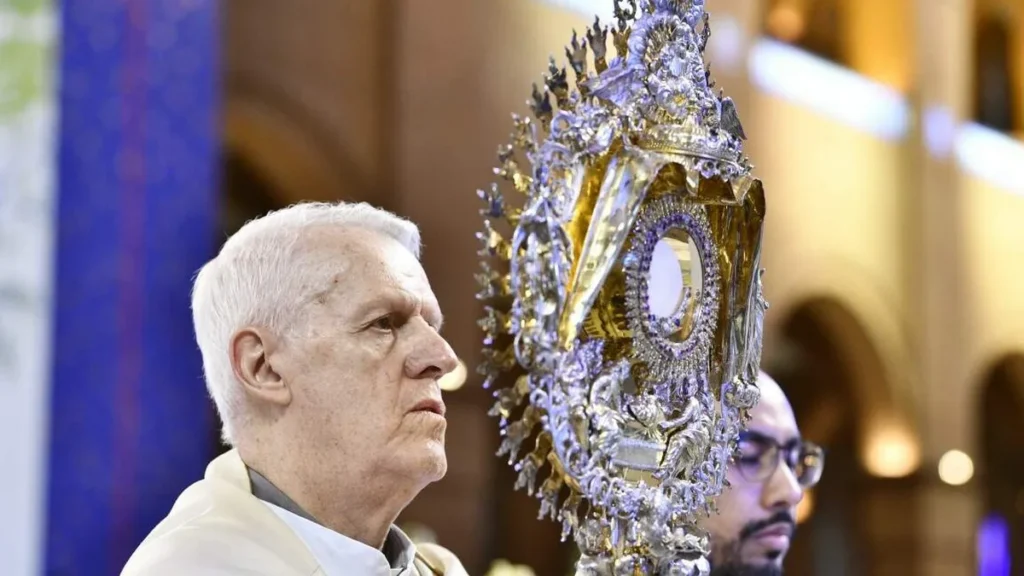 Imagem Dom Orlando segurando o Santissimo do artigo Oração ao Santíssimo Sacramento