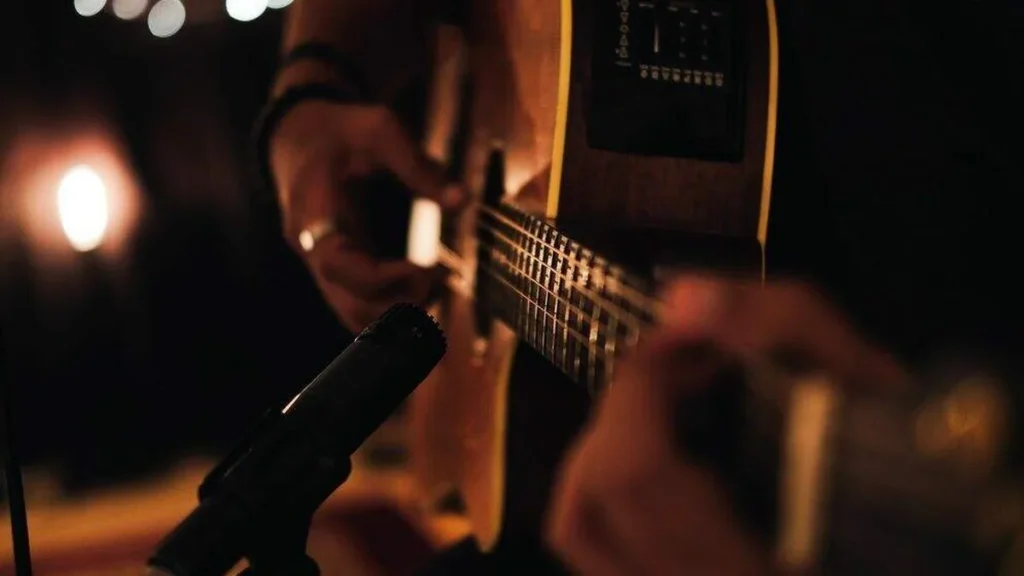 Imagem Maos tocando violao do artigo CNBB divulga concurso para a criação do hino da Campanha da Fraternidade