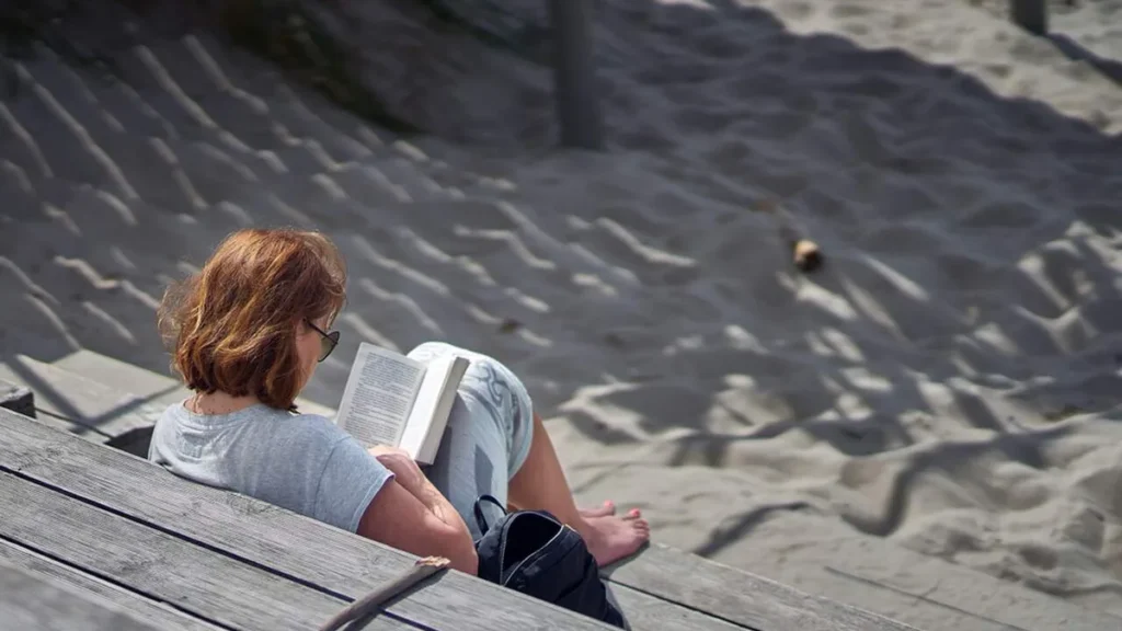 Imagem Mulher lendo livro do artigo Dia mundial do livro: O mecanismo do saber