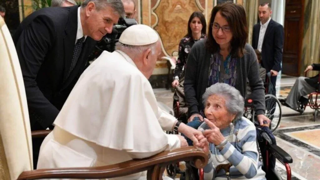 Imagem Papa dando bencao a uma senhora do artigo Papa pede para não perdermos a capacidade de chorar com quem chora