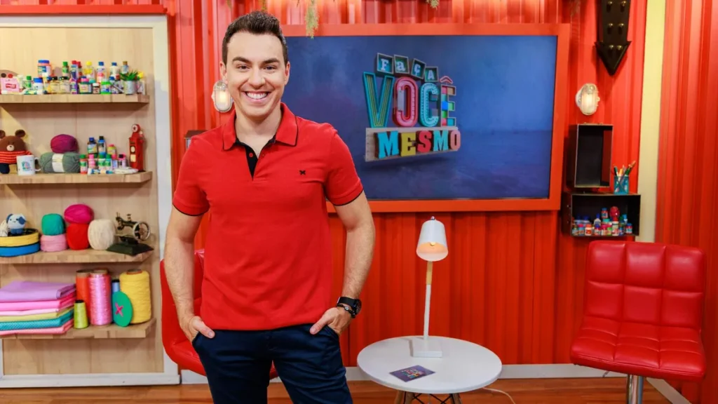 Imagem Rogerio Chiaravalli FVM Juan Ribeiro TV Aparecida do artigo Rogério Chiaravalli comanda mais um Minicurso de artesanato na TV Aparecida
