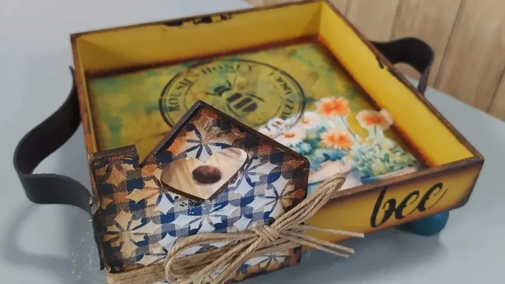 Imagem bandeja do artigo Bandeja em Decoupage com Tecido - Faça Você Mesmo