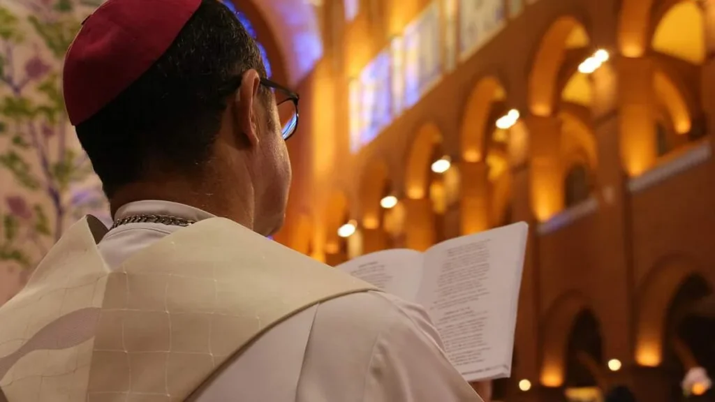 Imagem bispo lendo liturgia na missa durante assembleia geral do artigo 5 livros da Editora Santuário escritos por bispos