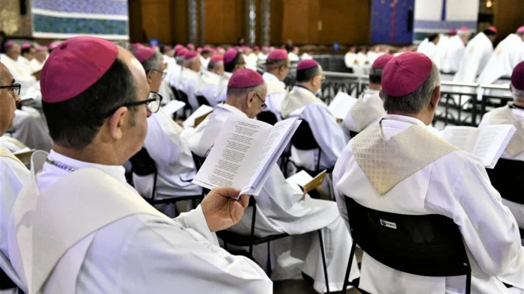 Imagem bispos na santa missa do artigo Bispos do Brasil participam de retiro na 61ª Assembleia Geral da CNBB