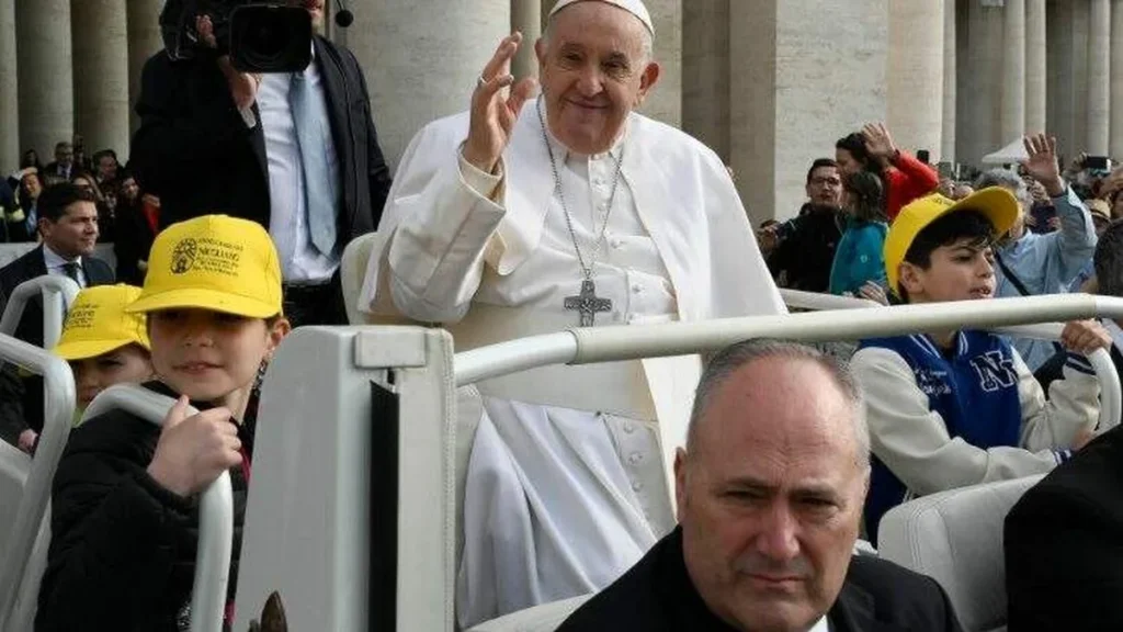 Imagem papa na Audiencia Geral do dia 10 de abril do artigo “Um cristão sem coragem é um cristão inútil” afirma o Papa Francisco