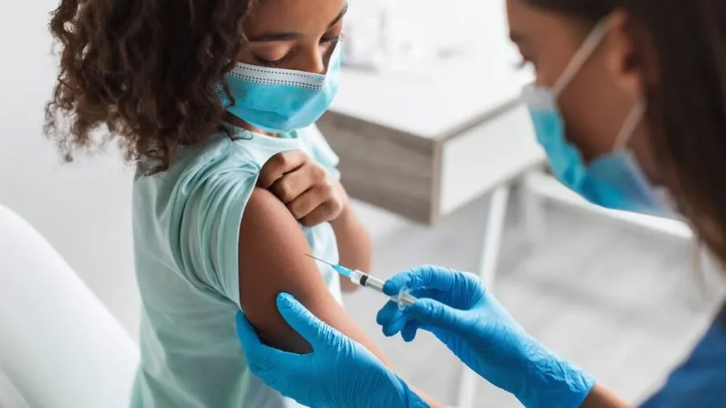 Imagem Vacina em crianca do artigo Aparecida e Potim iniciam vacinação contra a dengue em crianças
