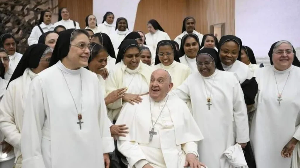 Imagem papa francisco e freiras 2024 do artigo Papa Francisco inicia catequese sobre as virtudes teologais