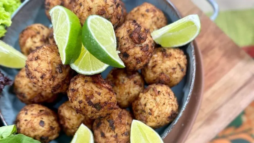 Imagem bolinho arroz sar do artigo Bolinho de Arroz com Camarão e Salada ao Vinagrete de Ervas Frescas – Santa Receita