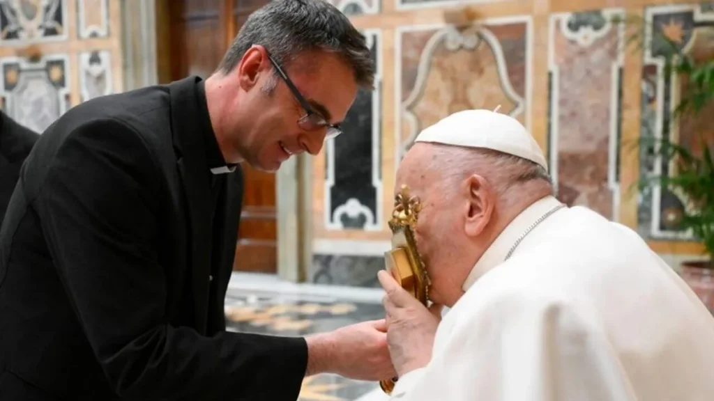 Imagem Papa beija reliquia do artigo Francisco ressalta que o perdão recompõe a caridade