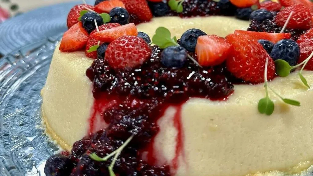 Imagem pudim chocolate branco sar do artigo Pudim de Chocolate Branco com Calda de Frutas Vermelhas – Santa Receita