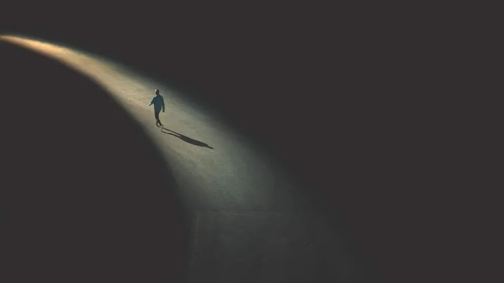 Imagem pessoa indo de encontro a luz em meio a escuridao do artigo Virtudes teologais: a fé