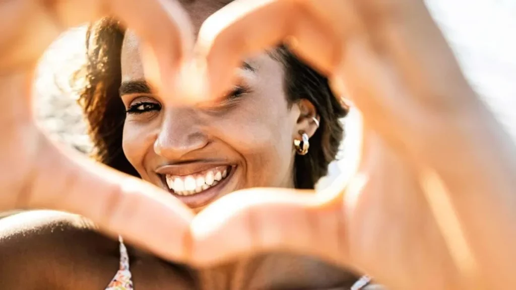 Imagem Mulher sorrindo do artigo Neurociência para desvendar os segredos do amor