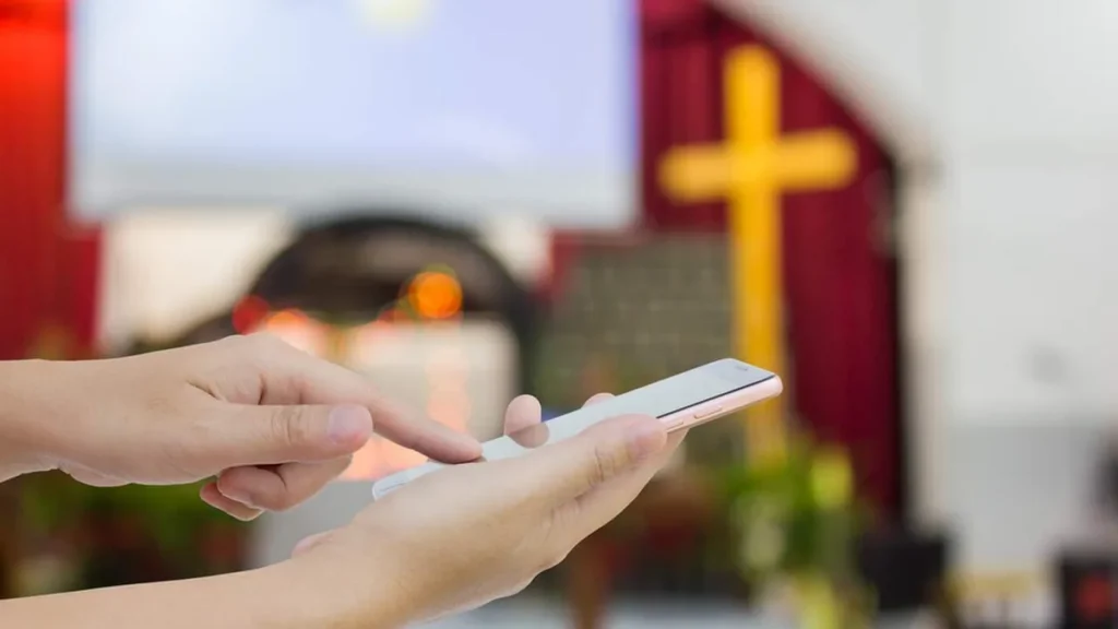 Imagem Celular na Igreja do artigo Pode o católico usar o celular na Missa?