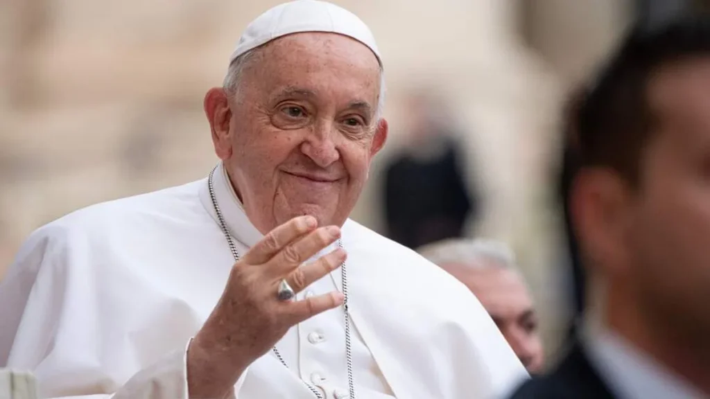 Imagem papa francisco com a mao erguida do artigo Papa Francisco destina doação de R$ 500 mil para Rio Grande do Sul