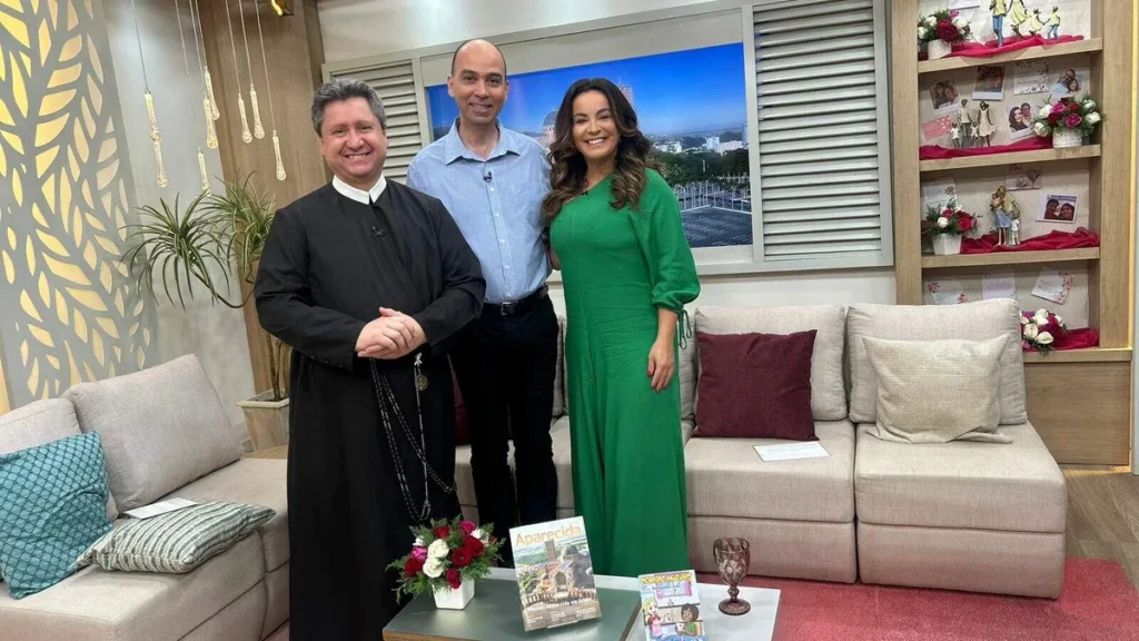 Imagem Reitor Padre Fabio e Dani Espindola do artigo No Bênção da Manhã, Reitor recebe Pe. Fábio Evaristo para um Convite Especial