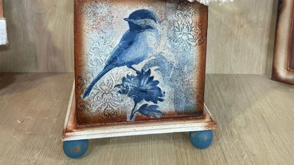 Imagem porta talheres em pintura rustica de demolicao com decoupage faca voce mesmo do artigo Porta-talheres em Pintura Rústica de Demolição com Decoupage - Faça Você Mesmo