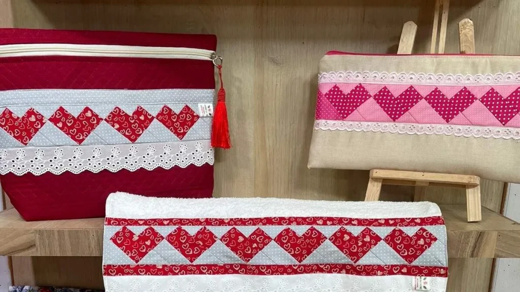 Imagem coracoes em patchwork na toalha de rosto faca voce mesmo do artigo Corações em Patchwork na Toalha de Rosto - Faça Você Mesmo