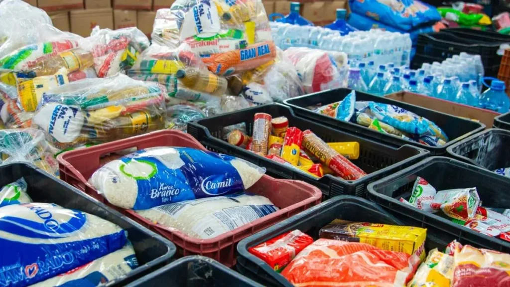 Imagem Alimentos organizados do artigo Como organizar as doações para vítimas das chuvas no RS?