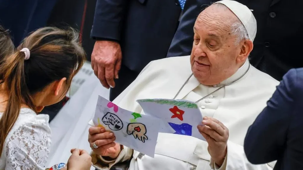 Imagem papa francisco recebe desenho de crianca do artigo O que Papa Francisco nos diz sobre a educação?