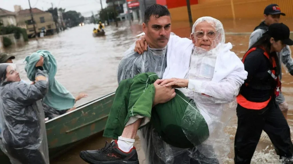 Imagem Resgate das vitimas no RS 3 do artigo Dom Jaime expressa preocupação com a saúde do povo gaúcho
