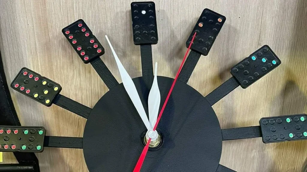 Imagem relogio de cd e dominos faca voce mesmo do artigo Relógio de CD e dominós (DIY) - Faça Você Mesmo