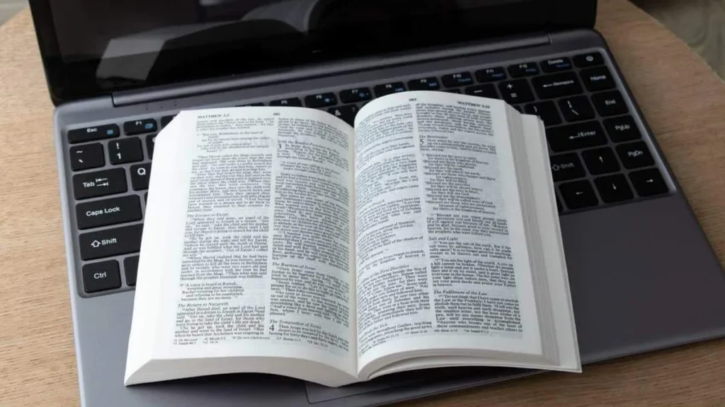 Imagem Biblia em cima de um notebook do artigo ITESP lança curso de Teologia Moral e Ética Cristã