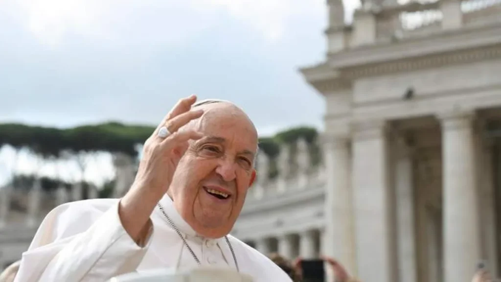 Imagem papa francisco praca de sao pedro 2024 do artigo "Onde não há humildade, há guerras, discórdias e divisões”, reforça Papa