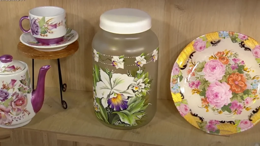 Imagem pintura em pote de vidro do artigo Fosqueamento e decoupage no pote de vidro - Faça Você Mesmo