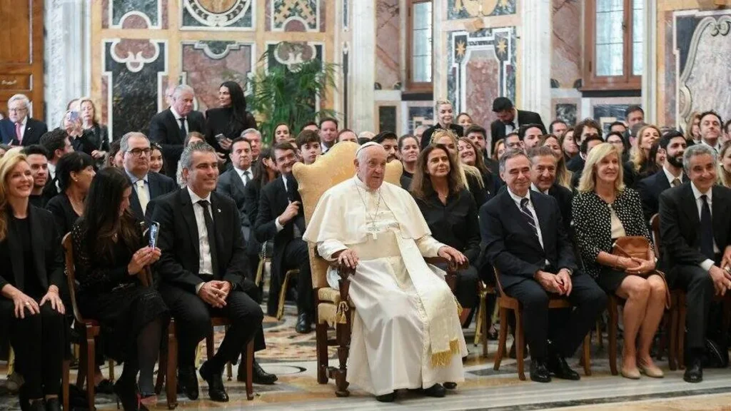 Imagem papa francisco e medicos cirurgioes 2024 do artigo O que é a beleza aos olhos do Papa Francisco?