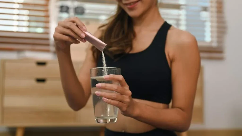 Imagem Mulher tomando colageno do artigo Colágeno: quando é necessário suplementar?