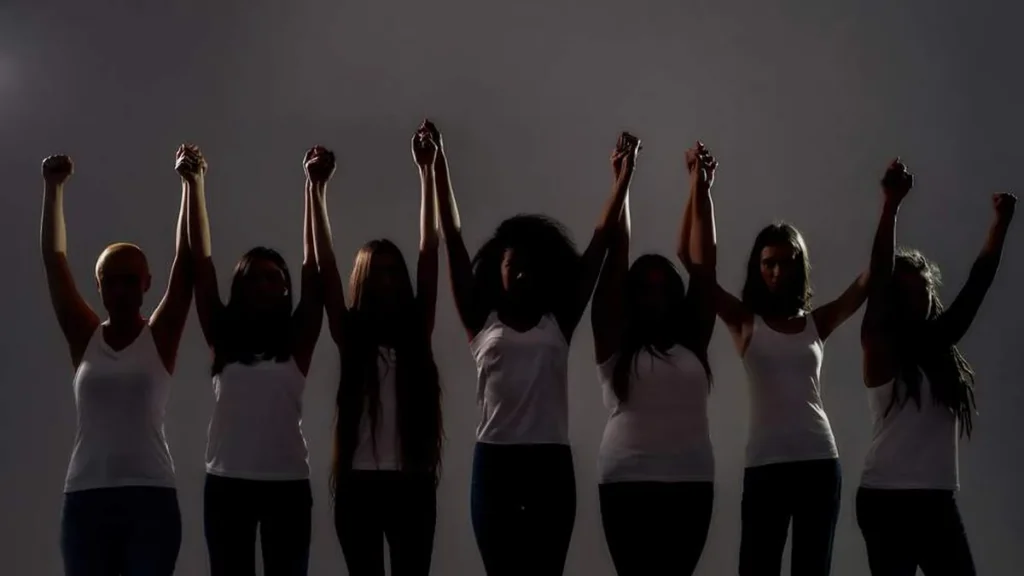 Imagem Mulheres de maos dadas do artigo A luta feminina por liberdade, justiça e igualdade