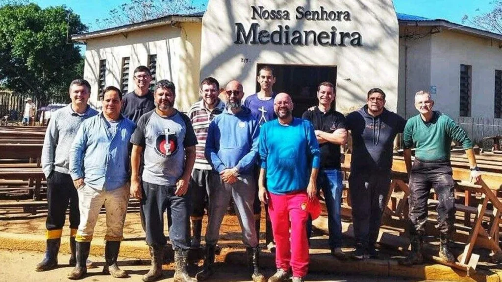 Imagem Mutirao de padres do artigo Mutirão do bem: padres, bispo e leigos limpam igreja de Eldorado do Sul (RS)