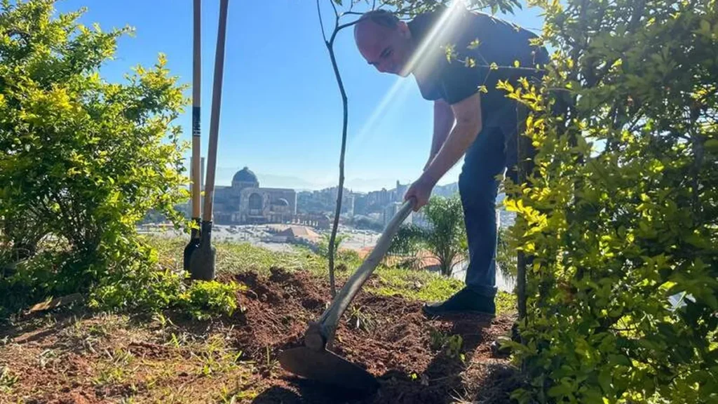 Padre Fábio Evaristo planta árvore no jardim do Santuário Nacional
