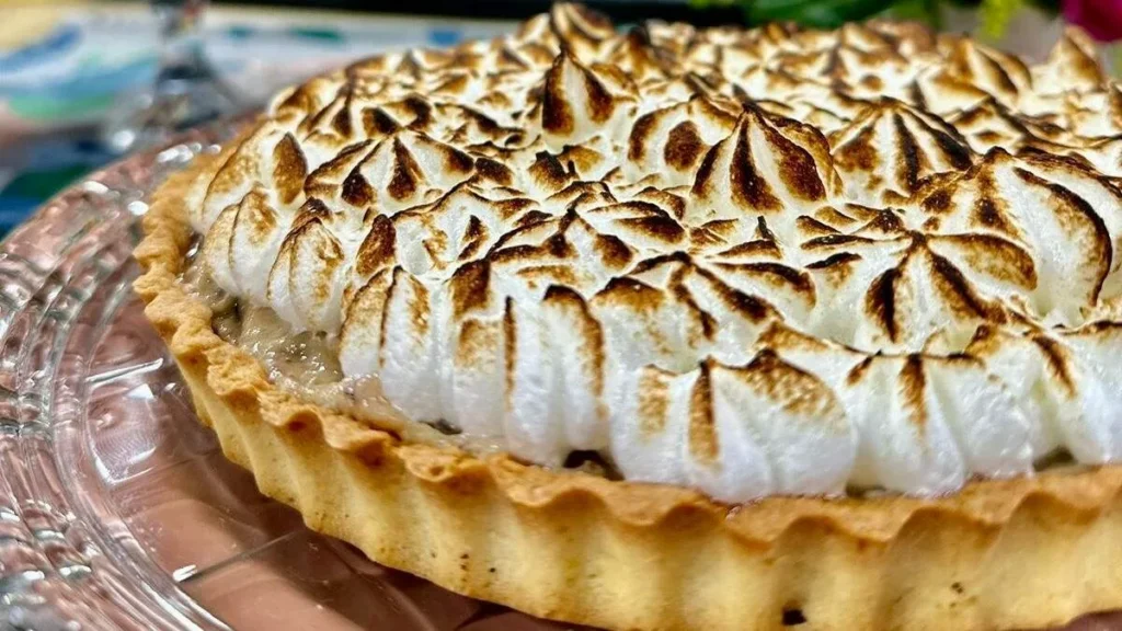 Imagem torta de leite condensado e ameixa santa receita do artigo Torta de Leite condensado com ameixa - Santa Receita