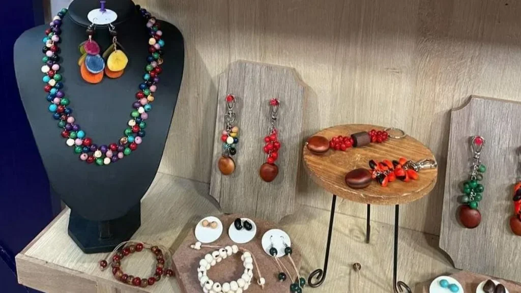 Imagem Chaveiro de semente de acai e mucuna do artigo Chaveiro de Sementes de Açaí e Mucunã - Faça Você Mesmo