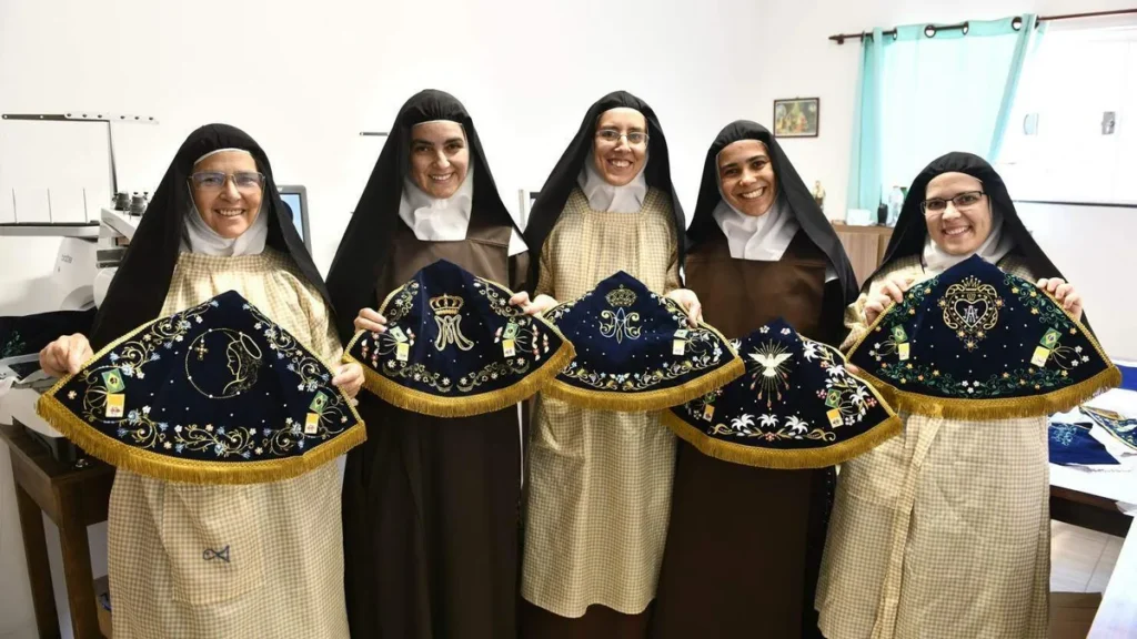 Imagem Irmas Carmelitas do artigo Santuário lança linha de mantos feitos pelas mãos das Irmãs Carmelitas