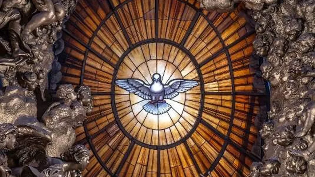 Imagem Vitral com a imagem do Espirito Santo na Basilica de Sao Pedro do artigo O Espírito Santo nos faz testemunhas de Cristo