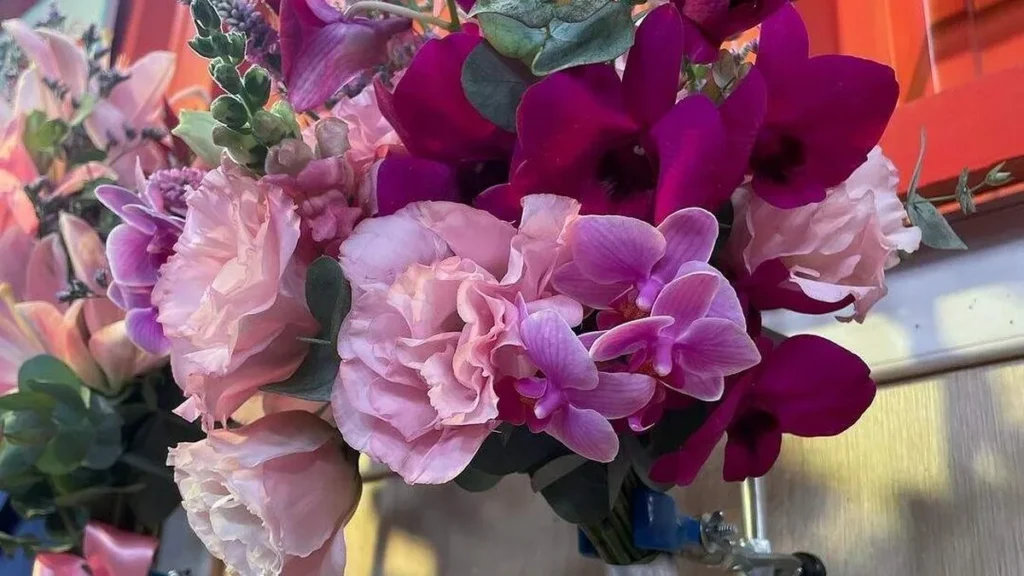 Imagem buque noiva espirral fvm do artigo Buquê de Noiva em Espiral com Flores Assimétrica – Faça Você Mesmo