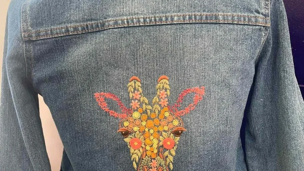 Imagem girafa jaqueta fvm Easy Resize.com do artigo Girafa Florida em Jaqueta Jeans em bordado livre – Faça Você Mesmo