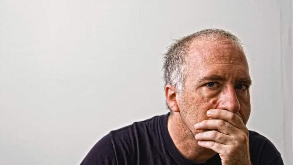 Imagem homem tapando a boca com as maos do artigo “Politicamente correto”: ajuda ou não?