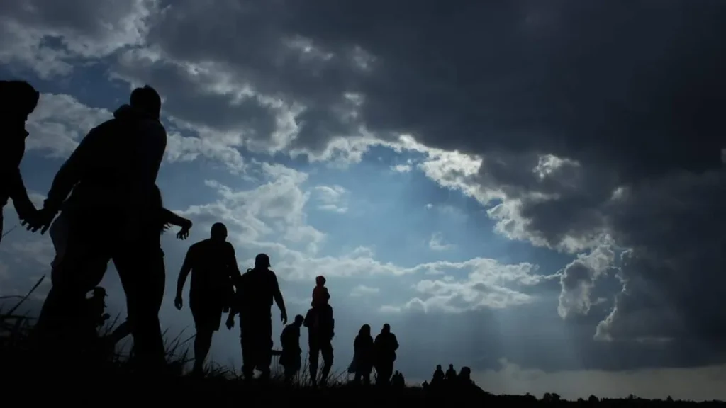 Imagem imigrantes no sol do artigo Papa convida a rezarmos pelos migrantes em junho