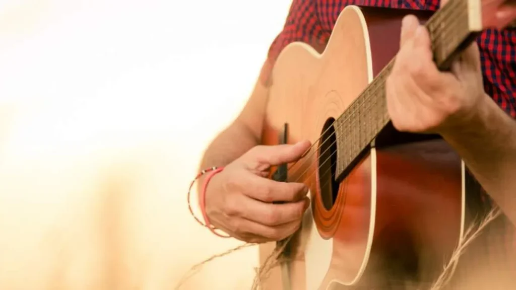 Homem tocando violão na natureza