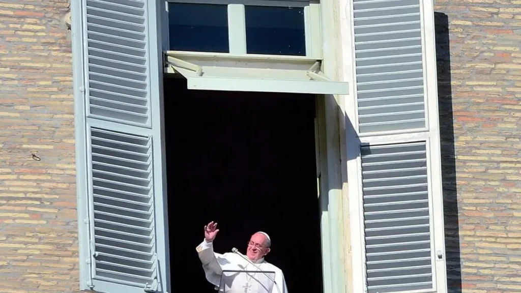 Imagem Papa Francisco acena da janela do Vaticano durante a oracao do Angelus do artigo Angelus: Contra a lógica do egoísmo, tornemo-nos cristãos "eucarísticos"