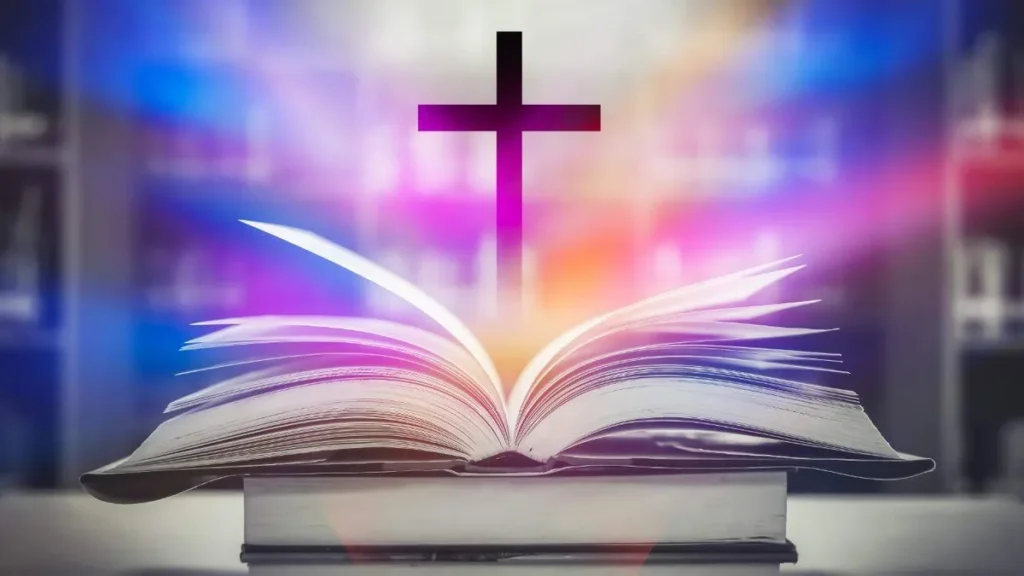 Imagem Cruz em cima de uma Biblia do artigo Evangelização 4.0: como a tecnologia pode levar adiante a missão de Jesus
