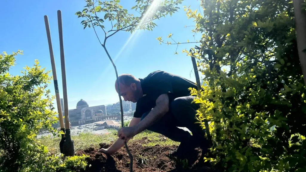 Imagem Padre Fabio semana do meio ambiente planta ipe do artigo Padre Fábio planta Ipê em ação pelo Meio Ambiente no Santuário Nacional