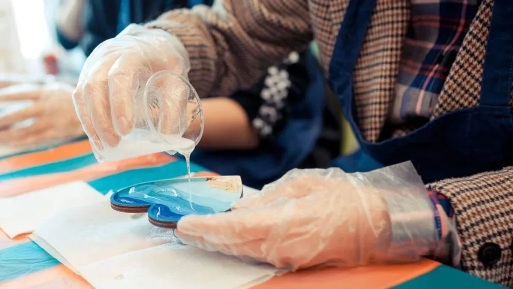 Imagem maos de artesao fazendo trabalho em resina do artigo Acompanhe as tendências do DIY na Rede Aparecida de Comunicação