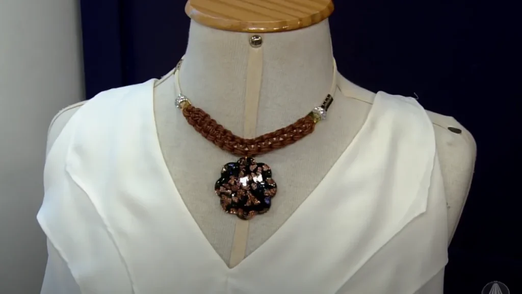Imagem colar de camurca em macrame do artigo Colar de Camurça com Macramê - Faça Você Mesmo