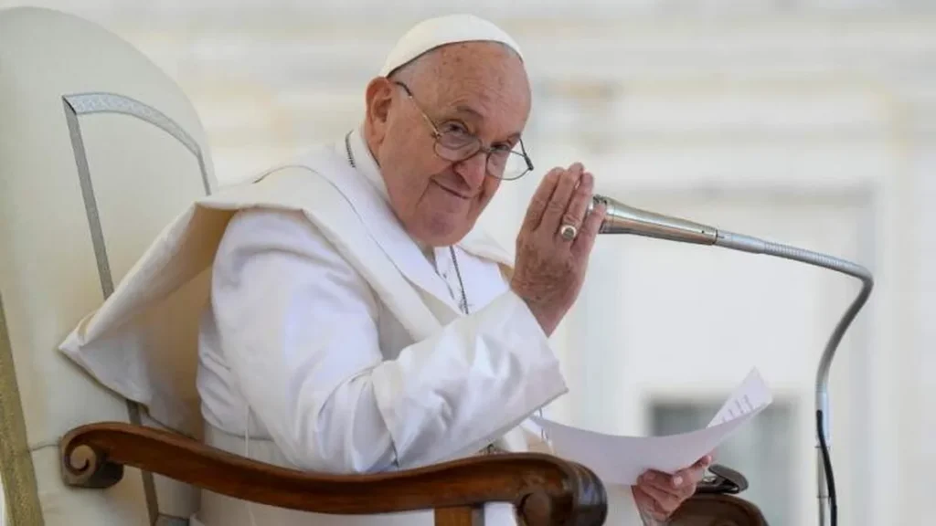 Imagem papa francisco acena e sorri do artigo “Homilias devem ser curtas”, pede Papa Francisco