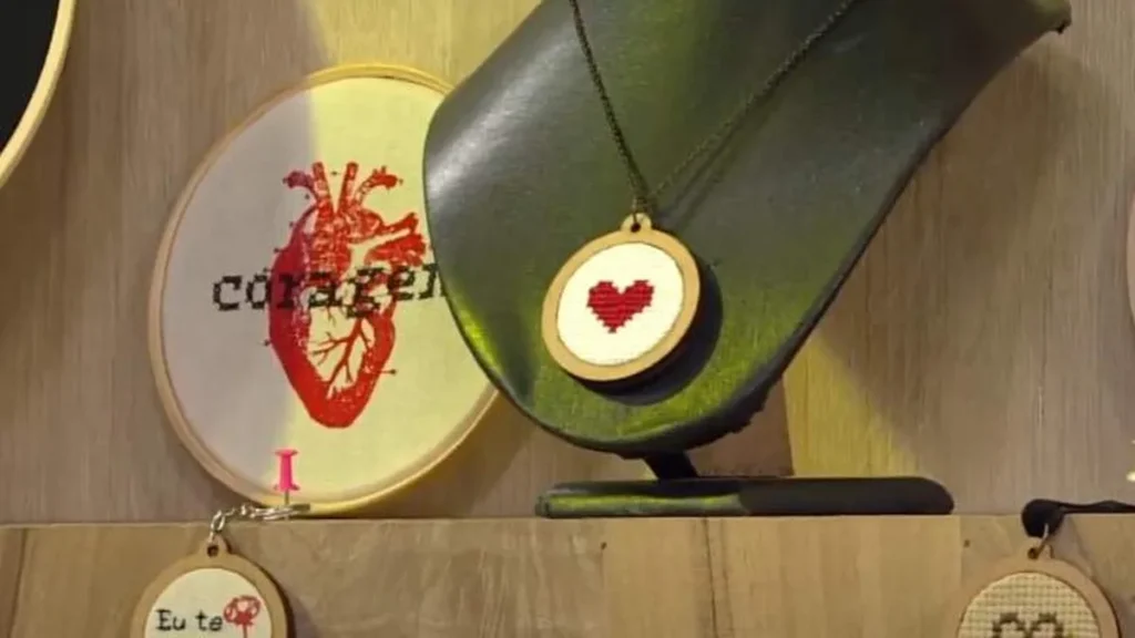 Imagem pingente bordado faca voce mesmo do artigo Pingente “amor” em bordado ponto cruz - Faça Você Mesmo